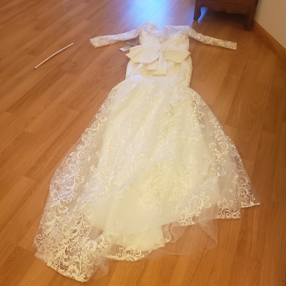 Full Lace Wedding Dress with back  Bow . - Picture 2 of 8